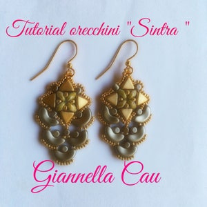 May include: A pair of gold earrings with a geometric design. The earrings are made with gold beads and have a green and gold color scheme. The earrings are called "Sintra" and are a tutorial by Giannella Cau.