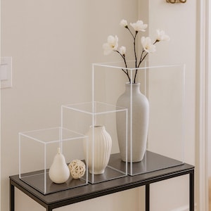 Transparente Acryl-Vitrinen – Elegante, moderne und schützende Ausstellungsstücke, die Ihre Dekorationsartikel stilvoll in Szene setzen.