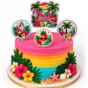 Puede incluir: Un pastel redondo con glaseado degradado en rosa, naranja, amarillo y azul, decorado con flores tropicales, hojas verdes, una estrella de mar y una concha. Cuatro adornos de cartulina muestran palmeras, tablas de surf y una piña.