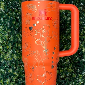 Liebesbriefe & Ballons graviert Stanley Tumbler | Valentinstag Stanley Becher | Herz Amor Laser gravierte Becher | Spülmaschinenfest Bild 1