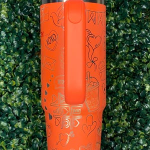 Liebesbriefe & Ballons graviert Stanley Tumbler | Valentinstag Stanley Becher | Herz Amor Laser gravierte Becher | Spülmaschinenfest Bild 3