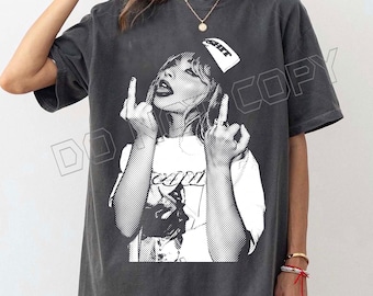 Camiseta Comfort Colors Sabrina Carpenter Middle Finger Camiseta Sabrina Concert