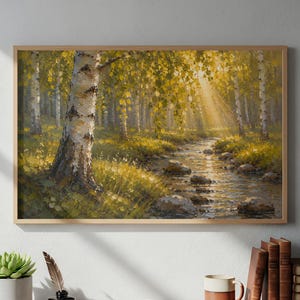 Könnte beinhalten: Ein rechteckiger gerahmter Wandkunstdruck, der einen sonnendurchfluteten Birkenwald mit einem kleinen, steinigen Bach in der Mitte zeigt. Die Szene besticht durch goldenes Licht, das durch grüne Blätter fällt und weiche Schatten auf den Waldboden wirft.