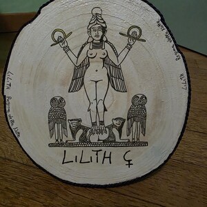 Handritad Lilith simulacrum på trä
