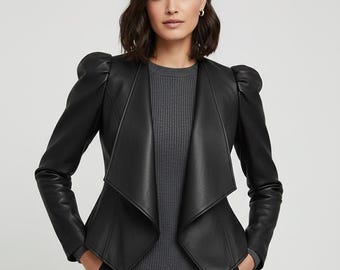 Chaqueta de cuero con mangas abullonadas - Blazer peplum con solapas en cascada - Chaqueta motera negra femenina y vanguardista