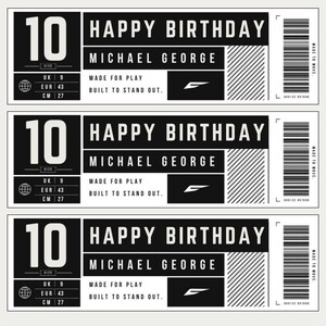 Puede incluir: Tres etiquetas rectangulares id&eacute;nticas en blanco y negro con el texto HAPPY BIRTHDAY MICHAEL GEORGE. Cada etiqueta muestra el n&uacute;mero 10, medidas UK 9, EUR 43 y CM 27, un c&oacute;digo de barras y las frases MADE FOR PLAY y BUILT TO STAND OUT.
