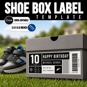 Puede incluir: Una caja de zapatos gris con una etiqueta rectangular blanca con texto negro que dice HAPPY BIRTHDAY, MICHAEL GEORGE, 10, MADE FOR PLAY, BUILT TO STAND OUT, e incluye un c&oacute;digo de barras. La etiqueta mide 7,37 x 2,29 cm y es 100% editable.