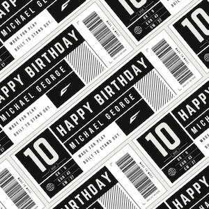 Puede incluir: Un patr&oacute;n gr&aacute;fico repetitivo en blanco y negro con etiquetas rectangulares que incluyen el texto HAPPY BIRTHDAY MICHAEL GEORGE, el n&uacute;mero 10, un c&oacute;digo de barras, tallas UK 9, EUR 43 y CM 27, junto a las frases MADE FOR PLAY y BUILT TO STAND OUT.