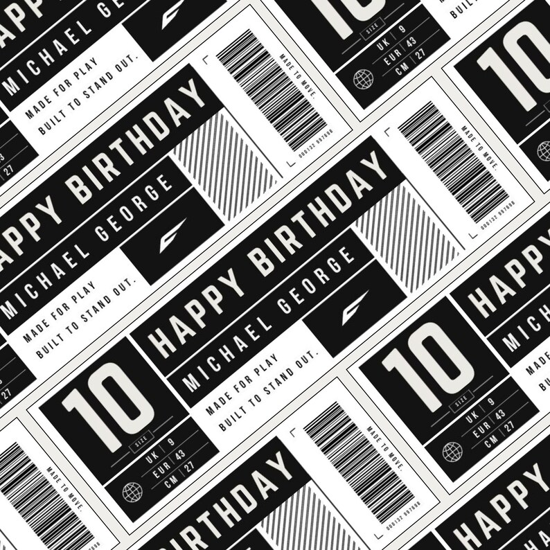 Puede incluir: Un patr&oacute;n gr&aacute;fico repetitivo en blanco y negro con etiquetas rectangulares que incluyen el texto HAPPY BIRTHDAY MICHAEL GEORGE, el n&uacute;mero 10, un c&oacute;digo de barras, tallas UK 9, EUR 43 y CM 27, junto a las frases MADE FOR PLAY y BUILT TO STAND OUT.