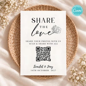 Puede incluir: Un letrero rectangular blanco con texto negro que dice SHARE THE love, SHARE YOUR PHOTOS WITH US SCAN & SHARE WITH ALL, Scarlet & Joey, y 16TH OCTOBER, 2027. El letrero presenta un dibujo lineal negro de una cámara con flores y un código QR.