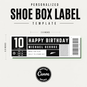 Può includere: Un'etichetta rettangolare in bianco e nero per scatole di scarpe che misura 7,37 cm per 2,29 cm. L'etichetta riporta il testo Happy Birthday, Michael George, Made for play, Built to stand out, e le taglie 10, UK 9, EUR 43, CM 27.