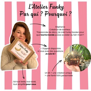 Peut inclure: Une boîte en carton de kit DIY étiquetée L'Atelier Funky avec un motif de banane et du texte explicatif. Un encart circulaire montre une sculpture de banane style boule à facettes dorée. Fond à rayures verticales roses.