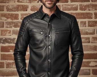Puede incluir: Camisa de cuero negro con detalles acolchados en los hombros, dos bolsillos en el pecho y cierre de botones. La camisa tiene mangas largas y se usa con pantalones grises. La camisa está hecha de cuero liso y brillante.