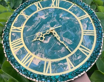 Smaragdgrün Kunstharz Wanduhr | Goldene römische Ziffern, handgefertigte Kunst