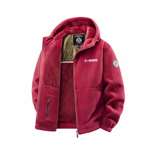 Puede incluir: Chaqueta polar roja con capucha y cremallera completa. La chaqueta tiene un forro interior suave y afelpado y un pequeño bolsillo con cremallera en el pecho. El texto "Outdoor Norway" está impreso en el pecho.