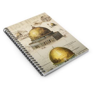 Puede incluir: Cuaderno de espiral con una ilustración detallada de una estructura con cúpula dorada, posiblemente un sitio religioso. El diseño está sobre un fondo beige con bocetos arquitectónicos. El cuaderno tiene una encuadernación en espiral negra.