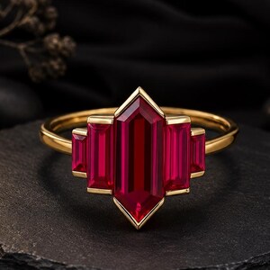 Hexagon- och baguetteslipad rubinring 18 karat gult guld | Halvbezel-rubinring med fem stenar, art déco-röd ädelsten, förlovningsring, bröllop | Löftesring