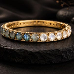 Månstens alliansring, labradoritring, två ädelstensring, rundslipad ring, 9K guldring, stapelbar ring, jubileums- och löftesring
