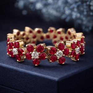 Op de afbeelding: Een witte keramische mok met een zwart handvat en de tekst "But First, Coffee" in een vetgedrukte, zwarte letter. De mok staat tegen een vage achtergrond, wat een gezellige setting suggereert.