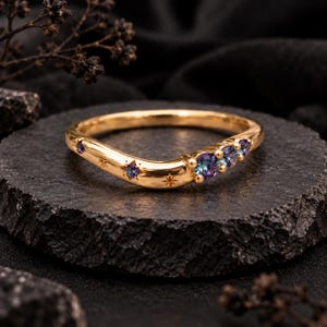 Hemelse Alexandriet Gebogen Trouwring | 14K Gouden Stapelring met Sterrengravure en Paarse Alexandriet | Jubileumcadeau voor haar