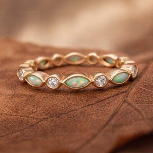 Alianza de boda con ópalo marquesa y moissanita, anillo de eternidad completo de oro de 14k, alianza apilable con engaste biselado, anillo de promesa de boda.