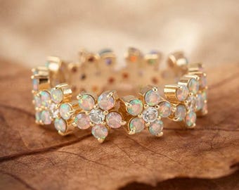 Anillo de eternidad de ópalo, circonita cúbica y diamantes, oro amarillo de 14 quilates, diseño floral, alianza de boda de eternidad completa, anillo apilable único, joyería de aniversario.