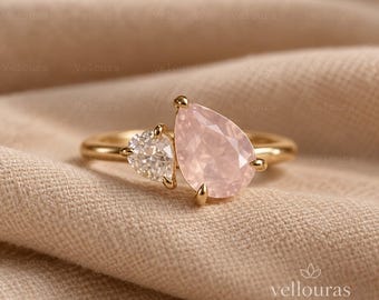 Anillo de compromiso Toi et Moi de cuarzo rosa, anillo de moissanita talla pera, anillo de dos piedras de oro amarillo de 14 quilates, delicado anillo de promesa para mujer.