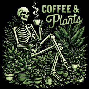 Puede incluir: Ilustración gráfica de un esqueleto relajándose con una taza de café en medio de exuberantes plantas verdes. Las palabras "COFFEE & Plants" se muestran en una fuente estilizada sobre un fondo negro. La obra combina naturaleza y relajación.