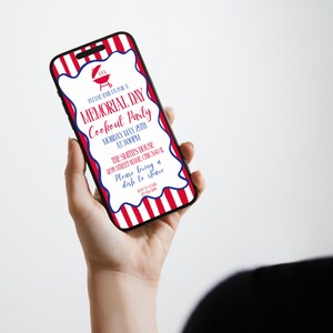 Puede incluir: Un tel&eacute;fono inteligente muestra una invitaci&oacute;n a una fiesta de barbacoa del D&iacute;a de los Ca&iacute;dos. La invitaci&oacute;n presenta rayas rojas y blancas, un borde azul y el texto "Memorial Day Cookout Party" con detalles del evento. El tel&eacute;fono est&aacute; en una mano.