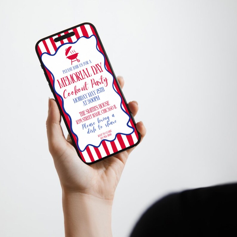 Puede incluir: Un tel&eacute;fono inteligente muestra una invitaci&oacute;n a una fiesta de barbacoa del D&iacute;a de los Ca&iacute;dos. La invitaci&oacute;n presenta rayas rojas y blancas, un borde azul y el texto "Memorial Day Cookout Party" con detalles del evento. El tel&eacute;fono est&aacute; en una mano.