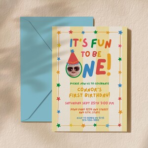 Puede incluir: Una tarjeta de invitación para el primer cumpleaños con fondo de rayas amarillas claras y blancas, con una foto de un bebé con gorro de fiesta y gafas de sol. El texto dice IT'S FUN TO BE ONE! PLEASE JOIN US TO CELEBRATE CONNOR'S FIRST BIRTHDAY! SATURDAY SEPT 25TH 3:00 PM PONY PARK 1234 ANY STREET ANY CITY, STATE RSVP TO DEBBIE BY 9/15 123-456-7890. Se incluye un sobre azul claro.