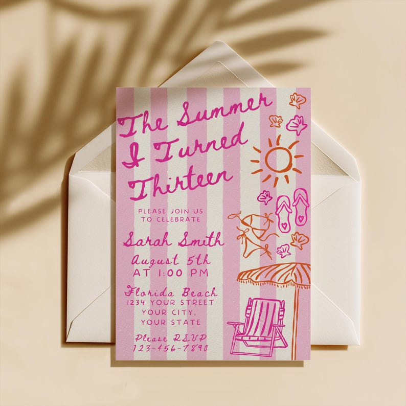 Pode incluir: Um convite listrado em rosa e branco com o texto "The Summer I Turned Thirteen". O convite inclui detalhes para uma festa de anivers&aacute;rio, com ilustra&ccedil;&otilde;es com tema de praia, como um sol, conchas e uma cadeira de praia. O convite est&aacute; dentro de um envelope branco.