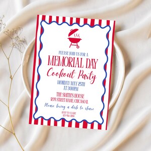 Puede incluir: Invitaci&oacute;n a una fiesta de barbacoa del D&iacute;a de los Ca&iacute;dos con un tema rojo, blanco y azul. La invitaci&oacute;n presenta un icono de barbacoa rojo y el texto "Please join us for a Memorial Day Cookout Party". La invitaci&oacute;n est&aacute; sobre un fondo blanco.