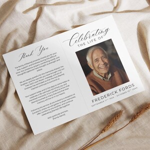Puede incluir: Una tarjeta conmemorativa con una fotograf&iacute;a de un hombre mayor sonriente, con el texto "Celebrando la vida de" en la parte superior. La tarjeta incluye texto que expresa gratitud y detalles de una recepci&oacute;n. Tambi&eacute;n se incluyen las fechas de nacimiento y defunci&oacute;n.