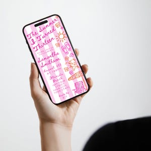 Pode incluir: Um smartphone exibe um convite listrado em rosa e branco com ilustra&ccedil;&otilde;es com tema de praia. O texto diz "The Summer I Turned Thirteen" e inclui detalhes para uma festa de anivers&aacute;rio, incluindo nome, data, hora e local.