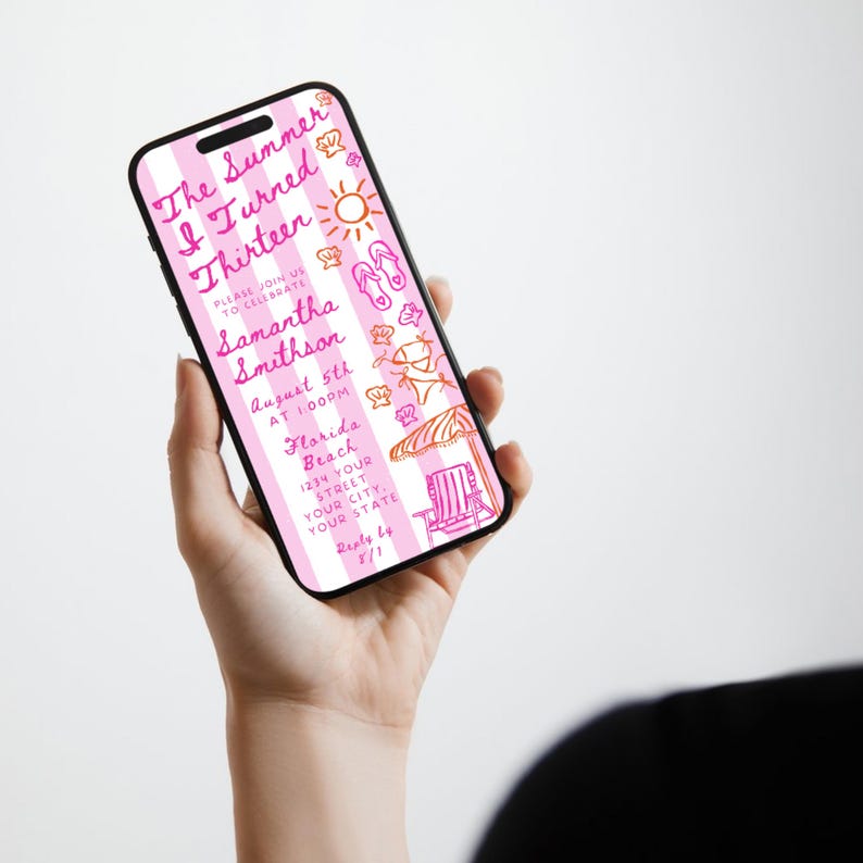 Pode incluir: Um smartphone exibe um convite listrado em rosa e branco com ilustra&ccedil;&otilde;es com tema de praia. O texto diz "The Summer I Turned Thirteen" e inclui detalhes para uma festa de anivers&aacute;rio, incluindo nome, data, hora e local.