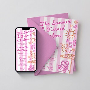 Pode incluir: Um convite listrado em rosa e branco com o texto "The Summer I Turned Thirteen" e ilustra&ccedil;&otilde;es com tema de praia. Um smartphone exibe o mesmo design de convite. Um envelope tamb&eacute;m est&aacute; inclu&iacute;do.
