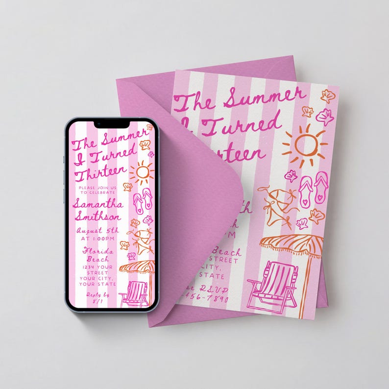 Pode incluir: Um convite listrado em rosa e branco com o texto "The Summer I Turned Thirteen" e ilustra&ccedil;&otilde;es com tema de praia. Um smartphone exibe o mesmo design de convite. Um envelope tamb&eacute;m est&aacute; inclu&iacute;do.