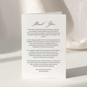 Puede incluir: Una tarjeta blanca plegada con las palabras "Thank You" en escritura cursiva. La tarjeta contiene un mensaje de gratitud, expresando agradecimiento por el apoyo y el amor durante un momento dif&iacute;cil. El texto es negro.