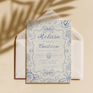 Könnte beinhalten: Eine hellbeige Einladungskarte mit blauem Muscheldesign und dem Text "Melissa wird dreizehn". Die Karte befindet sich in einem weißen Umschlag. Die Einladung enthält Datum, Uhrzeit und Ort der Veranstaltung.