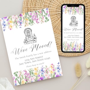 Könnte beinhalten: Eine Karte und ein Smartphone zeigen eine "Wir sind umgezogen!" Ankündigung mit floralen Akzenten. Das Design umfasst eine schwarze Türenillustration und Aquarellblumen in Lila, Gelb und Blau. Der Text enthält die neue Adresse.