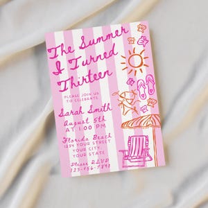 Pode incluir: Convite listrado em rosa e branco com o texto "The Summer I Turned Thirteen". O convite inclui ilustra&ccedil;&otilde;es com tema de praia e detalhes do evento: data, hora, local e informa&ccedil;&otilde;es de RSVP.