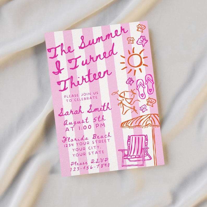 Pode incluir: Convite listrado em rosa e branco com o texto "The Summer I Turned Thirteen". O convite inclui ilustra&ccedil;&otilde;es com tema de praia e detalhes do evento: data, hora, local e informa&ccedil;&otilde;es de RSVP.
