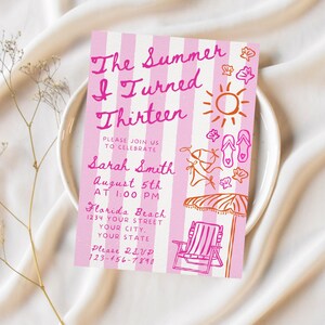Pode incluir: Um cart&atilde;o de convite listrado em rosa e branco com o texto "The Summer I Turned Thirteen". O cart&atilde;o apresenta ilustra&ccedil;&otilde;es com tema de praia, incluindo um sol, conchas e uma cadeira de praia. O convite inclui detalhes do evento.