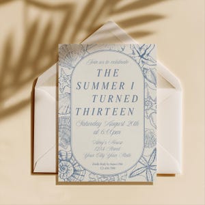 Puede incluir: Tarjeta de invitación con diseño de conchas marinas azules y blancas, dentro de un sobre blanco. El texto dice "Join us to celebrate THE SUMMER I TURNED THIRTEEN" con detalles del evento. Sobre un fondo beige.