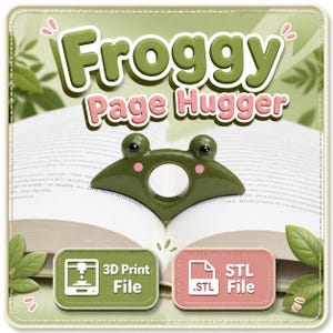 Op de afbeelding: Een groene kikker-vormige paginahouder met roze accenten, rustend op een open boek. De tekst "Froggy Page Hugger" staat boven de kikker. Twee labels lezen "3D Print File" en ".STL File".