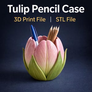 Może przedstawiać: Różowy piórnik w kształcie tulipana z zielonymi liśćmi, trzymający niebieski długopis i ołówki. Tekst "Tulip Pencil Case" i "3D Print File | STL File" jest wyświetlany w kolorze białym i złotym.