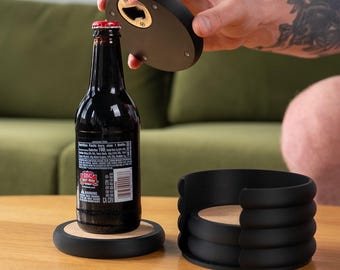Juego de posavasos moderno (4 piezas) con incrustación de corcho, abridor de botellas magnético y soporte: elegante, práctico y único.