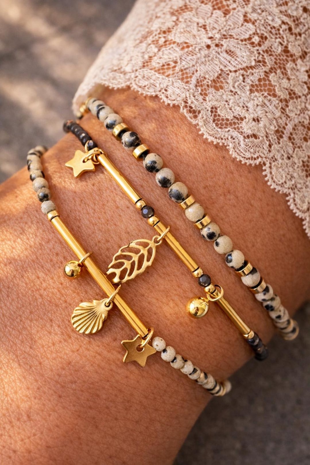 Bracelets MylaYLuna en pierres naturelles et perles dorées, portés au poignet
