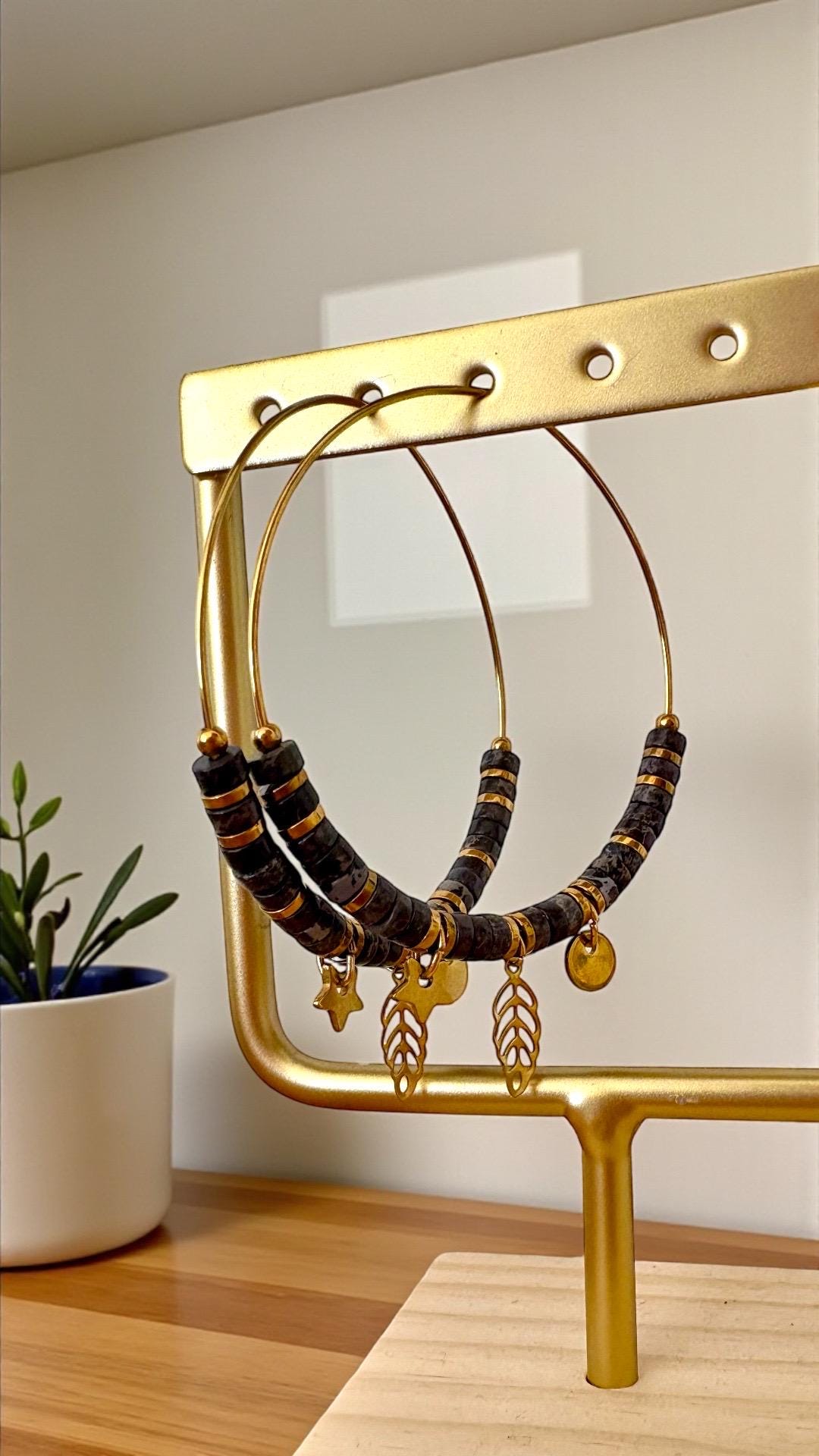 Boucles d'oreilles créoles dorées MylaYLuna avec pierre onyx noire